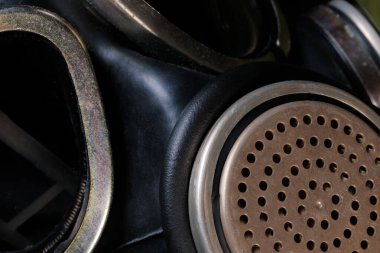 20. yüzyılın sonlarında Sovyet ordusuna hizmet eden eski ordu subayının gaz maskesi, siyah bir arka plana yakın plan.