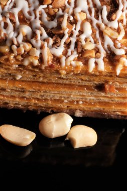 Siyah arka plan makro fotoğrafına yakın plan fıstıklı waffle.