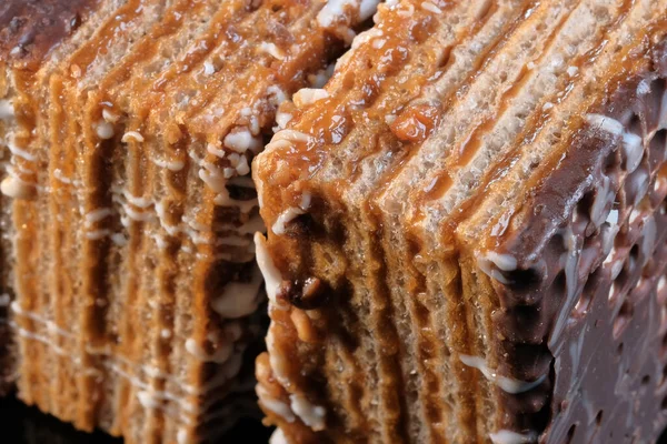 Wafer Karamel Cake Met Pinda Close Een Zwarte Achtergrond Macro — Stockfoto