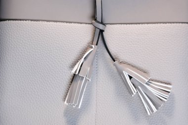 Açık deriden yapılmış bir kadın çantasının parçası.