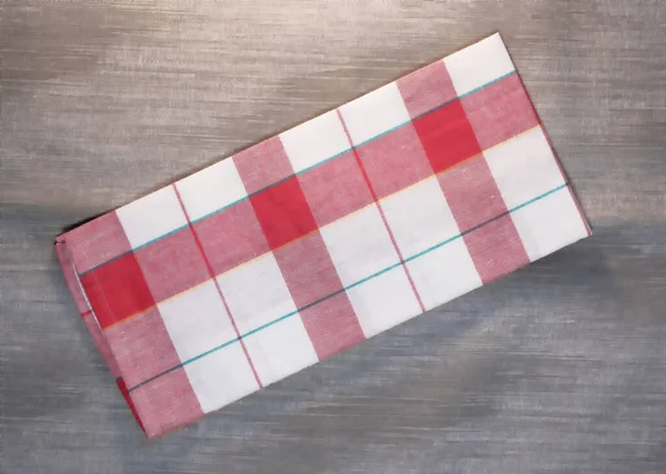 灰色纹理桌布的纺织品背景 中心特写有红色格子餐巾纸 — 图库照片