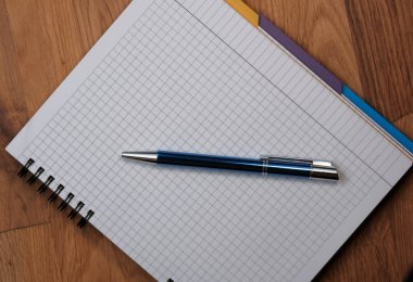 Notlar için yırtık bir defterden kağıt arkaplan, tükenmez kalemle yakın plan bir kutuda çarşaflar