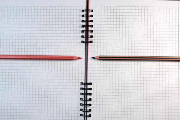 Composição Papelaria Com Lápis Vermelho Verde Caderno Com Folhas Quadriculadas — Fotografia de Stock