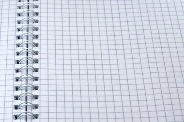 Ofis, bilimsel çalışma ve eğitimin sembolik illüstrasyonu gevşek yapraklı makrografi ile açık not defteri