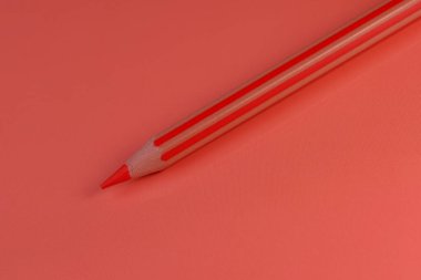 Kırmızı arkaplan üzerinde minimalist bileşim kırmızı kalem soyut makro fotoğrafçılık