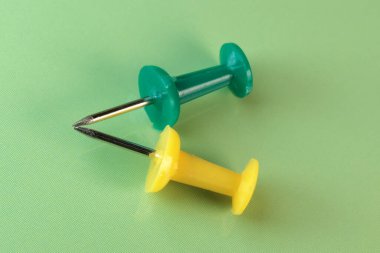 Kırtasiye ciltleri yakın çekim makro fotoğrafçılığı ile yeşil arkaplan üzerindeki minimalist kompozisyon