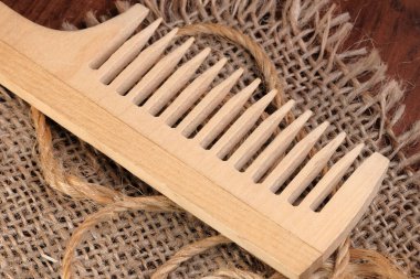 Tahta tarak, koyu ahşap arka plan saç bakım araçlarını kapat.