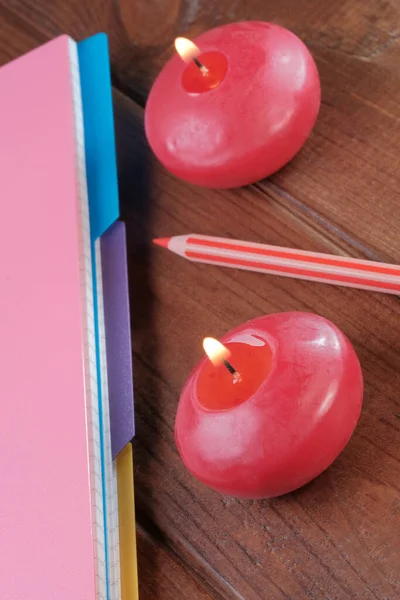Des Petites Bougies Rondes Rouges Brûlent Sur Fond Sombre Texturé — Photo