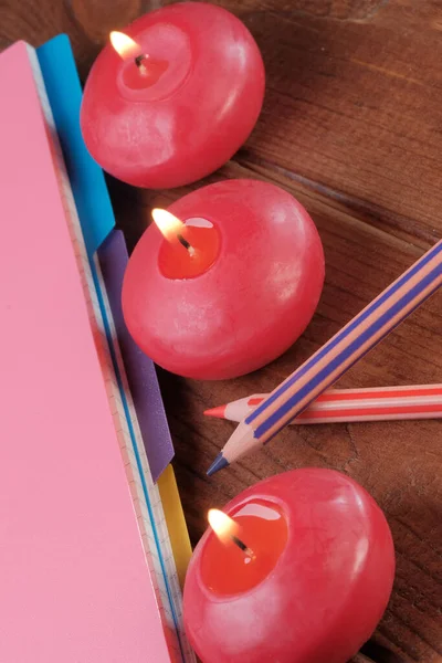 Pequenas Velas Redondas Vermelhas Estão Queimando Fundo Escuro Texturizado Madeira — Fotografia de Stock