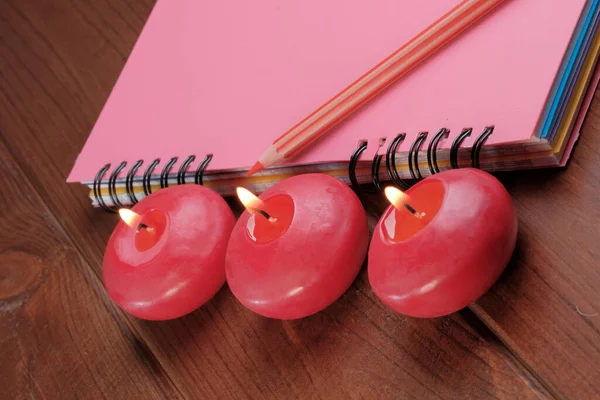 Las Pequeñas Velas Redondas Rojas Arden Sobre Fondo Oscuro Texturizado — Foto de Stock