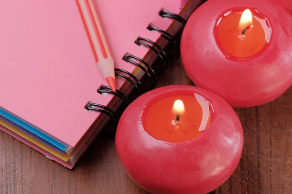 Pequenas Velas Redondas Vermelhas Estão Queimando Fundo Escuro Texturizado Madeira — Fotografia de Stock