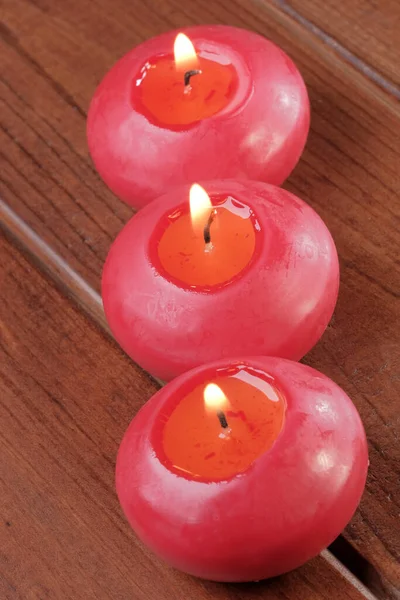 Trois Petites Bougies Rondes Rouges Brûlent Sur Fond Sombre Texturé — Photo