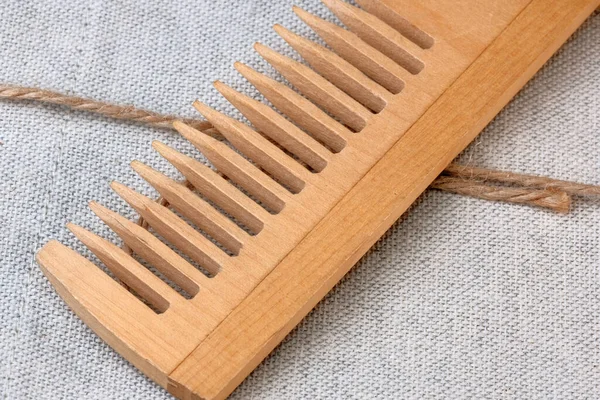 Houten Kam Close Een Lichte Linnen Servet Achtergrond Haarverzorging Tools — Stockfoto