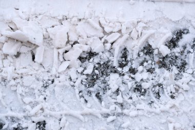 Kışın karla kaplı buzlu yolda karla kaplı kapalı bulutlu bir gün.