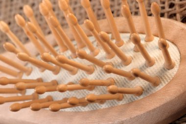 Tahta masaj tarağı. Koyu ahşap arka plan saç bakım aletlerini kapat.