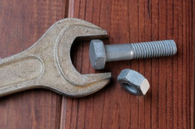 Geçen yüzyılın eski İngiliz baskısı. Ahşap kahverengi arka plan makro fotoğrafçılığı.