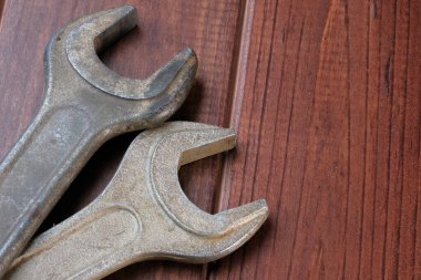 Geçen yüzyılın eski ingilizceleri. Ahşap kahverengi arka plan makro fotoğrafçılığı.