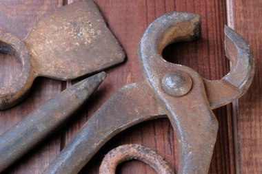 Geçen yüzyılın paslı aletleri. Ahşap kahverengi arka plan makro fotoğrafçılığında yakın plan.