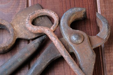 Geçen yüzyılın paslı aletleri. Ahşap kahverengi arka plan makro fotoğrafçılığında yakın plan.