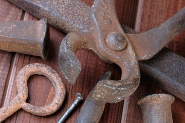 Geçen yüzyılın paslı aletleri. Ahşap kahverengi arka plan makro fotoğrafçılığında yakın plan.