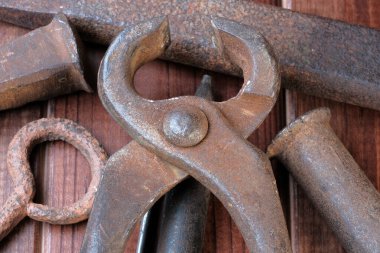 Geçen yüzyılın paslı aletleri. Ahşap kahverengi arka plan makro fotoğrafçılığında yakın plan.