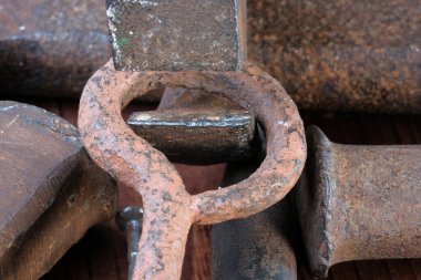 Geçen yüzyılın paslı aletleri. Ahşap kahverengi arka plan makro fotoğrafçılığında yakın plan.