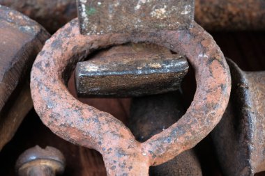 Geçen yüzyılın paslı aletleri. Ahşap kahverengi arka plan makro fotoğrafçılığında yakın plan.