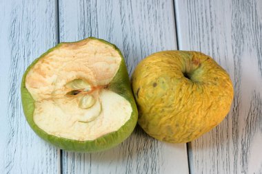 Açık ahşap arka planda kurumuş çürük elmalar yakın plan makro fotoğrafçılık.