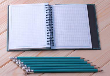 Ahşap zemin üzerinde gevşek yapraklı not defteri olan düzenleme kompozisyonu