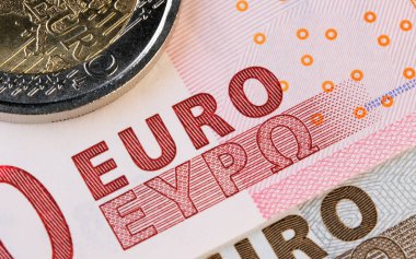 Avro banknotları ve siyah arka plan makro fotoğrafçılığına yakın plan para çekimleri