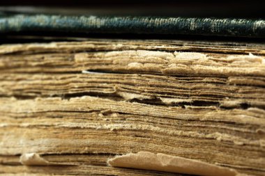 Masanın üzerinde sararmış sayfaları olan eski püskü bir sayfa makro fotoğrafçılığı yatıyor.