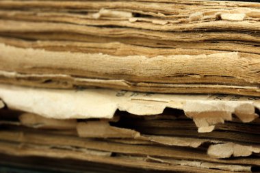 Masanın üzerinde sararmış sayfaları olan eski püskü bir sayfa makro fotoğrafçılığı yatıyor.