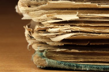 Masanın üzerinde sararmış sayfaları olan eski püskü bir sayfa makro fotoğrafçılığı yatıyor.