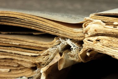 Masanın üzerinde sararmış sayfaları olan eski püskü bir sayfa makro fotoğrafçılığı yatıyor.