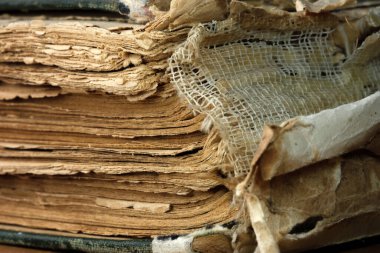 Masanın üzerinde sararmış sayfaları olan eski püskü bir sayfa makro fotoğrafçılığı yatıyor.