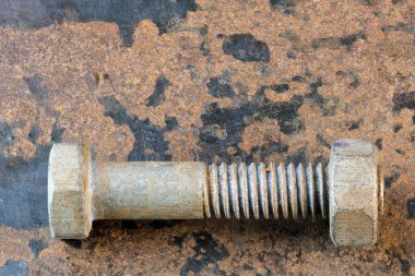 Kullanılmış bir makro fotoğrafın yüzeyinde paslı demir cıvata ve fındıklı resim