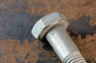 Paslı demir yüzeyinde paslı demir cıvatalı sanatsal resim. Yakın çekim makro fotoğraf.