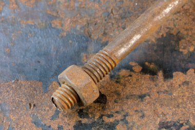 Paslı demir cıvatalı sanatsal resim ve paslı demir yüzeyde fındık yakın çekim makro fotoğraf.