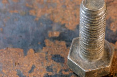 Paslı demir yüzeyinde paslı demir cıvatalı sanatsal resim. Yakın çekim makro fotoğraf.