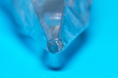 Mavi tonlardaki soyut sanatsal arkaplan kristal cam desenli yüzey makro fotoğrafçılığı