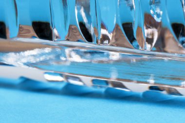 Mavi tonlardaki soyut sanatsal arkaplan kristal cam desenli yüzey makro fotoğrafçılığı