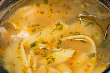 Et suyuna çorba, tavuk göğsü ve sebzelerle yakın plan makro fotoğrafçılık.