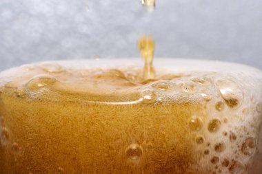 Taze soğuk bira, yakın plan makro fotoğrafçılığa dökülür.
