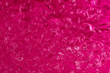 Su yüzeyinde hava kabarcıkları olan soyut sanatsal desenli pembe arkaplan