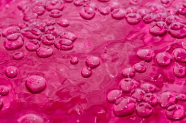 Su yüzeyinde hava kabarcıkları olan soyut sanatsal desenli pembe arkaplan