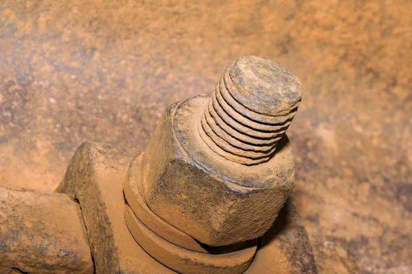 Oude Roestige Stalen Bout Een Schroef Die Een Spoorstaaf Vastmaakt — Stockfoto