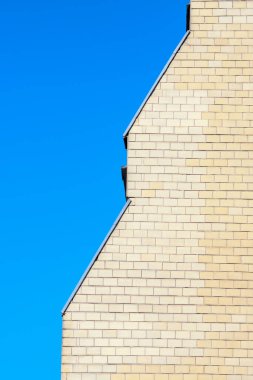 Mavi bir yay gökyüzünün arka planına karşı çok katlı, çok katlı bir apartmanın parçası, emlak objesi