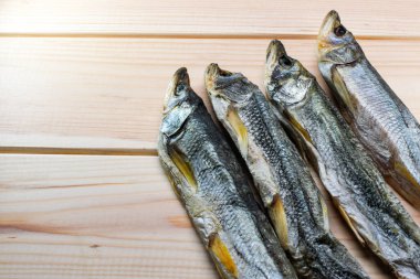 Balık resmi çiğ tuzlu eritilmiş açık ahşap arka planda yakın plan makro fotoğraf.