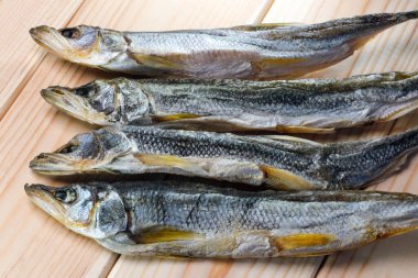 Balık resmi çiğ tuzlu eritilmiş açık ahşap arka planda yakın plan makro fotoğraf.