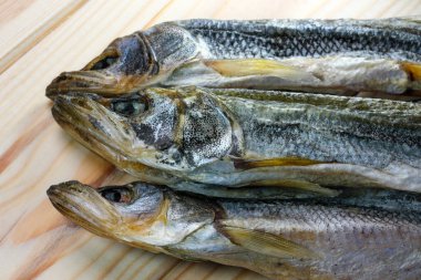 Balık resmi çiğ tuzlu eritilmiş açık ahşap arka planda yakın plan makro fotoğraf.